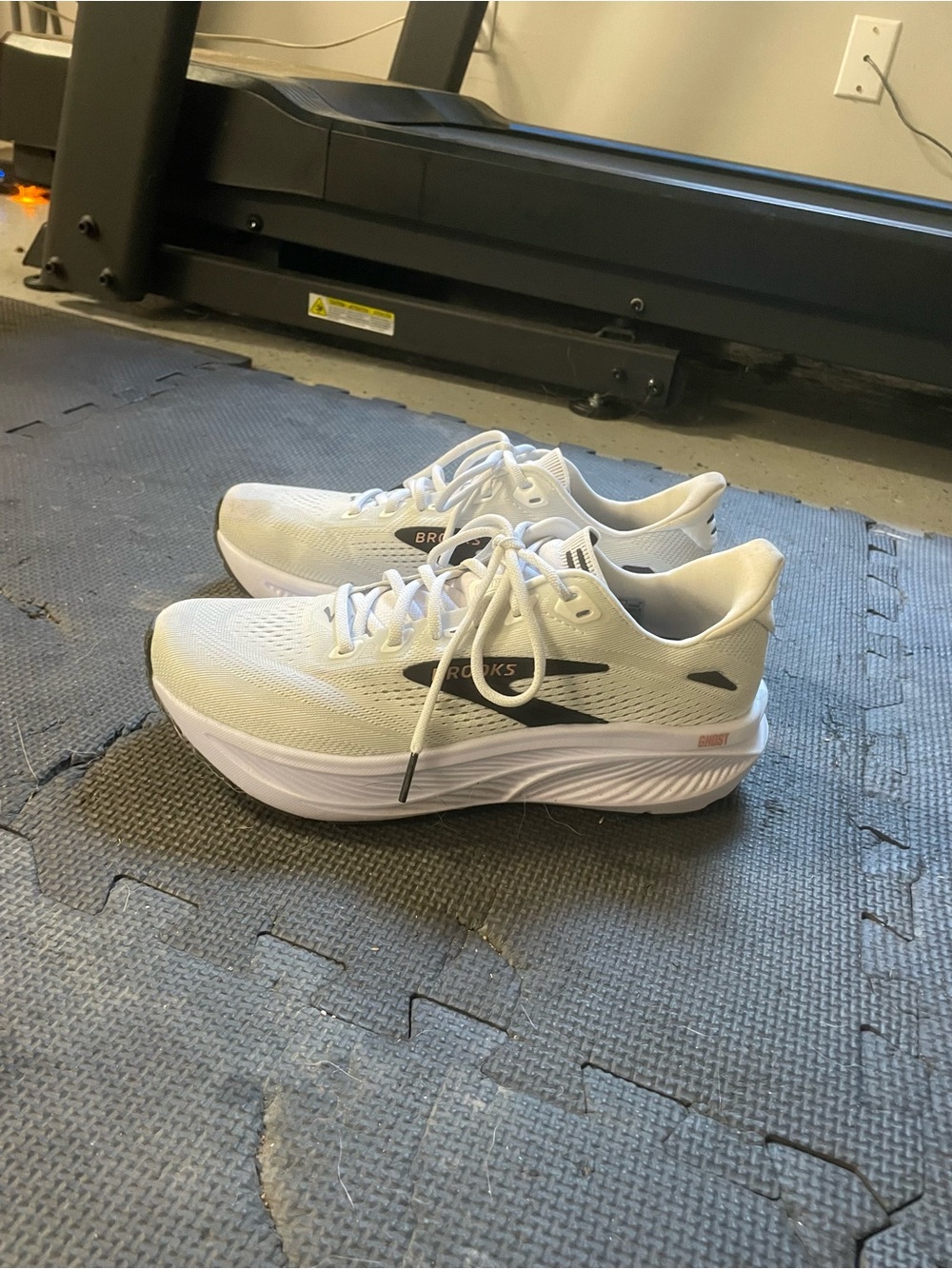 Brooks Ghost 18 road-running shoes in white, black, and rose gold size women’s 8 - Picture 2 of 5